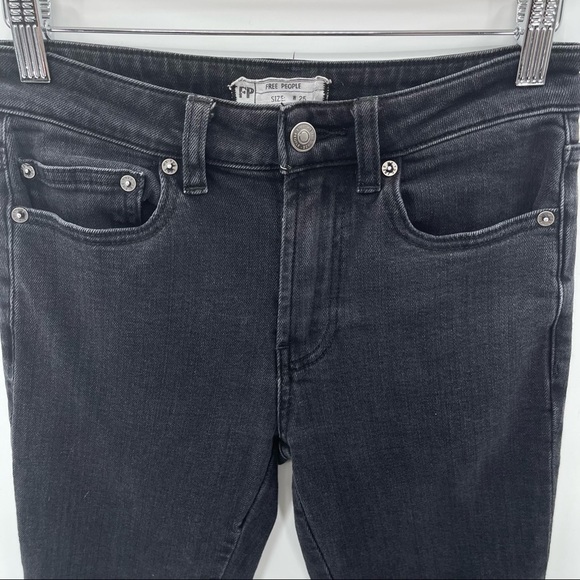 FREE PEOPLE Cutwork Cigar Dark Wash Black Faded
High Rise Cropped Jean Pants 25 - Picture 4 of 9